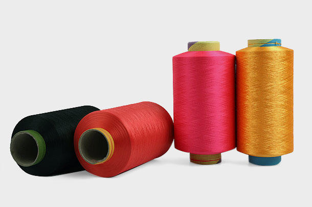 Los hilos de poliéster son una opción popular para la industria textil debido a sus cualidades inherentes de resistencia y durabilidad.