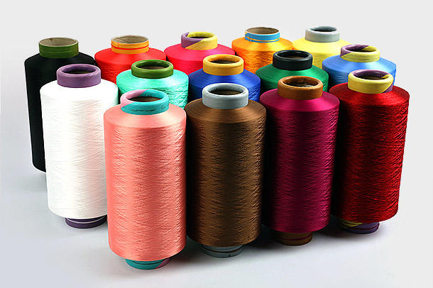 ¿Cuáles son las principales ventajas de usar hilos DTY de poliéster en aplicaciones textiles y cómo contribuye su proceso de producción a su popularidad y uso generalizado en la industria textil?