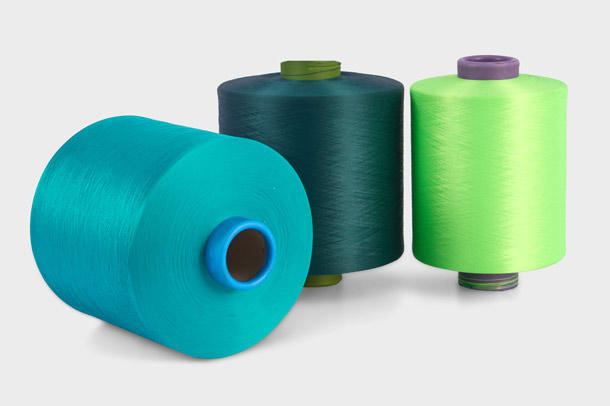 El hilo de poliéster DTY es un tipo de hilo de filamento altamente retorcido que se utiliza para fabricar varios tipos de telas